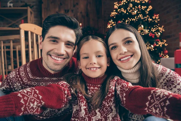 Zdjęcie zabawnej rodziny mamusia tatuś córka do selfie nosić czerwony sweter powitanie w komfortowym mieszkaniu — Zdjęcie stockowe