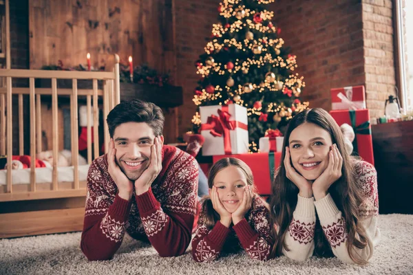 Foto de pessoas família colocar as mãos do chão bochechas desfrutar sonho descanso desgaste suéter no quarto decorado dentro de casa — Fotografia de Stock