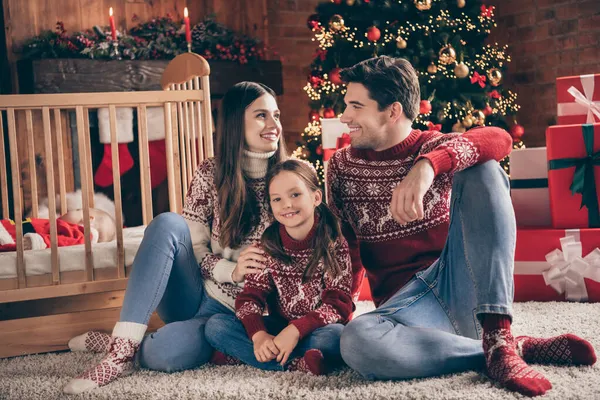 Фото четырех человек семья обнимает Рождество накануне атмосферу кроватка мальчик сна носить пуловер в украшенном доме в помещении — стоковое фото