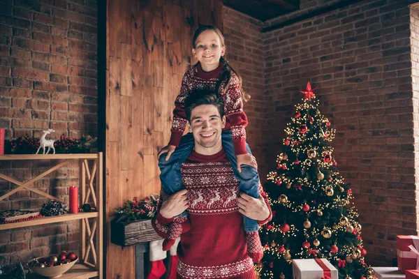 Foto de positivo sincero família pai segurar piggyback filha bonding desgaste suéter em casa decorada dentro de casa — Fotografia de Stock