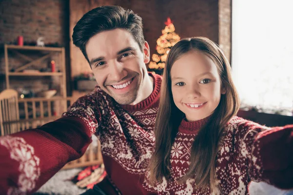 Foto de joven familia padre hija feliz sonrisa positiva hacer selfie año nuevo ambiente de Navidad en el interior — Foto de Stock