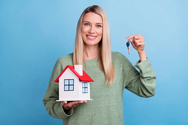 Фото веселої зрілої жінки будинку ключ страхування кредиту ізольовано на синьому кольоровому фоні — стокове фото