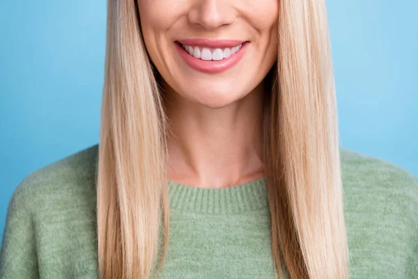 Обрізана фотографія зрілих жіночих зубів Догляд за ротовою порожниною Карієс захищає охорону здоров'я ізольовано на синьому кольоровому фоні — стокове фото