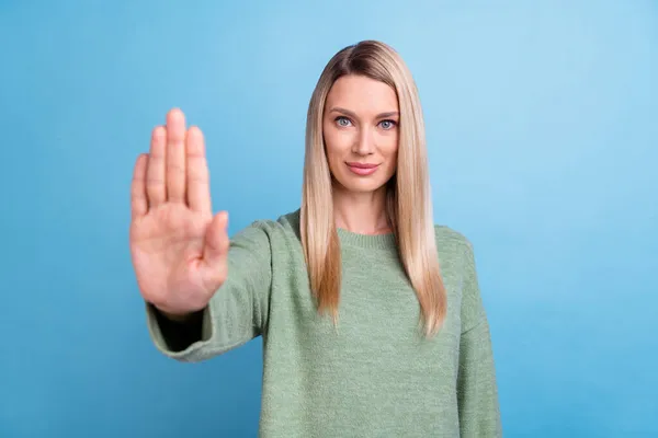 Фото зрелой женщины показать руку не отвергать символ, запрещенный достаточно изолированы на синем фоне цвета — стоковое фото