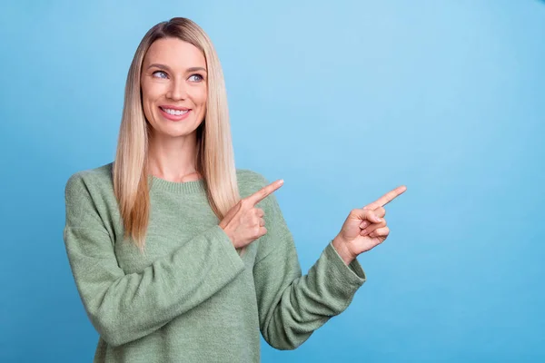 Foto av mogen kvinna utseende visar fingrarna tomt utrymme cool annons bestämma isolerad över blå färg bakgrund — Stockfoto