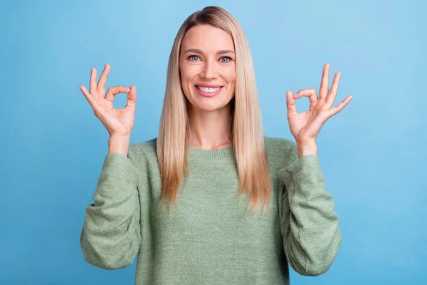Foto av vacker mogen kvinna gest okey symbol perfekt rekommendera godkänna beslut isolerad över blå färg bakgrund — Stockfoto
