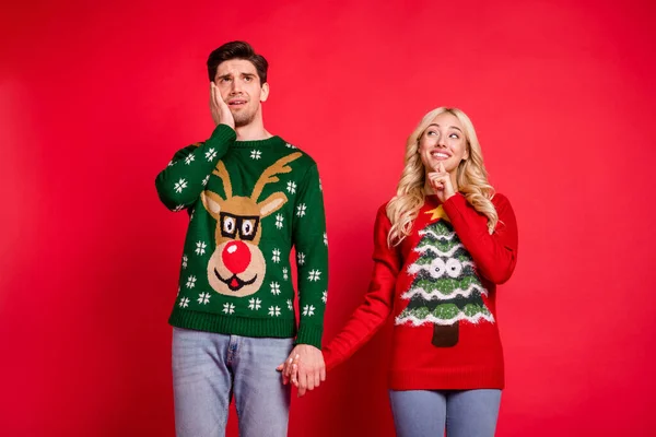 Photo portrait curious girl looking amazed man wearing ugly sweater isolated vibrant red color background — Stock Photo, Image