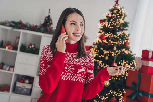 Foto de niña encantadora hablan escuchar teléfono inteligente en línea árbol de hoja perenne decoración diciembre en interiores — Foto de Stock