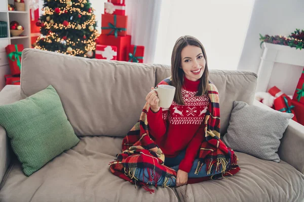 Arriba arriba alto ángulo vista cuerpo completo foto de la muchacha joven vítores beber delicioso latte decoración diciembre en el interior —  Fotos de Stock