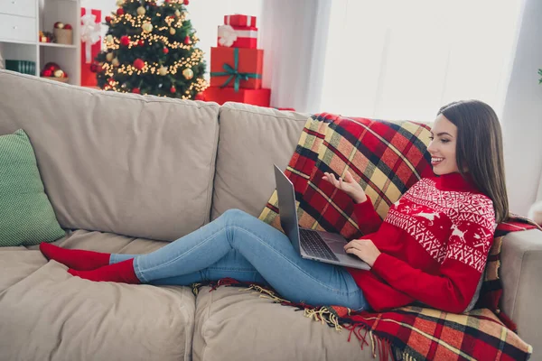 Full size profil boční fotografie mladé dámy mluvit video volání notebook přání veselé x-mas přátelé a rodina uvnitř — Stock fotografie