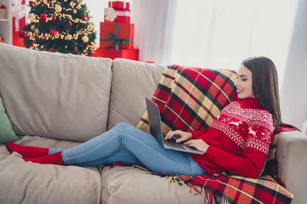 Full body profil boczny zdjęcie młodej wesołej dziewczyny typu laptop siedzieć sklep sofa online ewa czas zniżki w pomieszczeniach — Zdjęcie stockowe