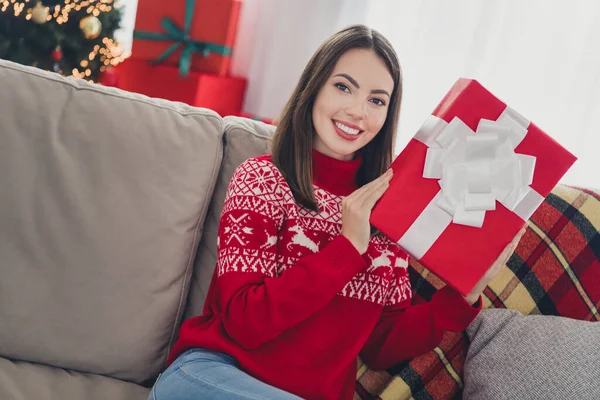 Foto de jovem senhora bonita bom humor receber grande presente caixa novo ano tempo dezembro tradição casa dentro de casa — Fotografia de Stock