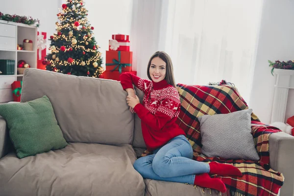 Photo positive détendue charmante dame assis confortable canapé repos porter pull dans décoré x-mas maison à l'intérieur — Photo