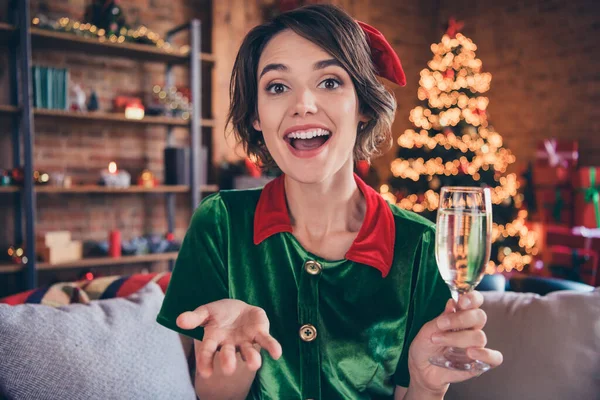 Foto de senhora bonita segurar beber vinho dourado vídeo reunião conversa usar traje de elfo em casa decorada dentro de casa — Fotografia de Stock