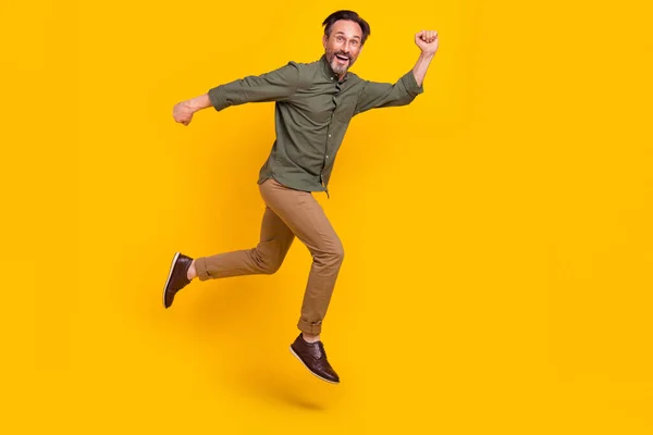 Pełna długość ciała rozmiar widok atrakcyjne wesoły szczęśliwy człowiek skacze będzie izolowany na żywy żółty kolor tła — Zdjęcie stockowe