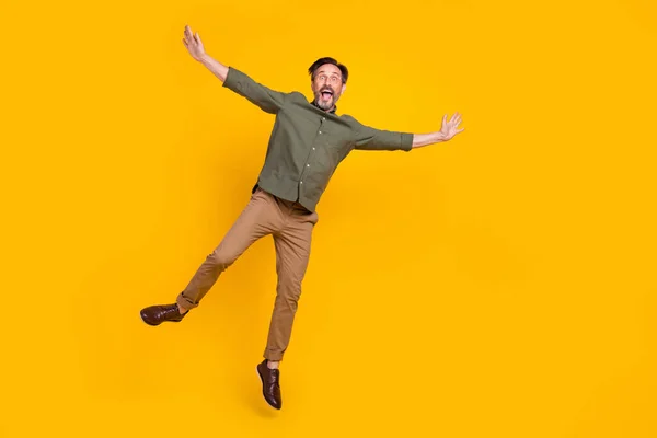 Full längd kroppsstorlek bild av attraktiv glad rolig man hoppa ha kul isolerad över ljusa gula färg bakgrund — Stockfoto