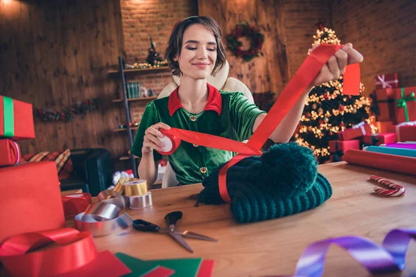 Foto de doce bonito jovem senhora desgaste elfo roupas embalagem ano novo presente sorrindo dentro de casa casa quarto — Fotografia de Stock