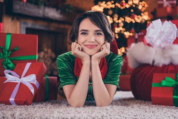 Fotografie rozkošné snivé mladá dáma nosit elf oblečení ležící na podlaze paže tváře usmívá vnitřní dům domácí pokoj — Stock fotografie