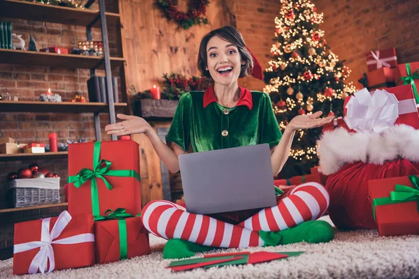 Foto in voller Länge von jungen erstaunt fröhlich Weihnachtsmann Helferin Frau halten Laptop genießen Sie drinnen im Haus zu Hause — Stockfoto
