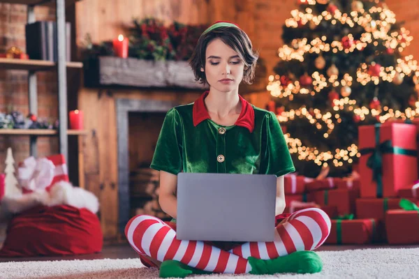 Porträt eines attraktiven Mädchens Elfe sitzt mit Laptop E-Mail schreiben zu Hause bleiben moderne Loft industriellen Innenraum — Stockfoto