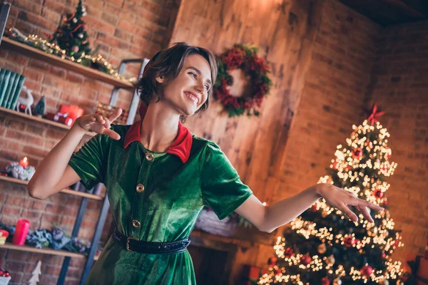 Retrato de atraente moderno sonhador alegre menina elfo dançando desfrutar de ficar em casa moderno loft industrial interior dentro de casa — Fotografia de Stock