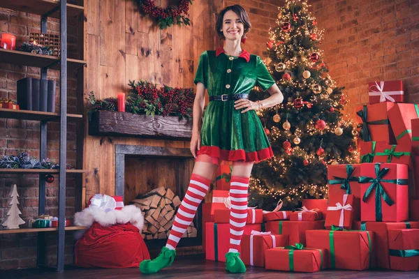 Photo de douce charmante jeune femme habillée costume vert souriant célébrant la nouvelle année bras taille intérieur chambre maison — Photo