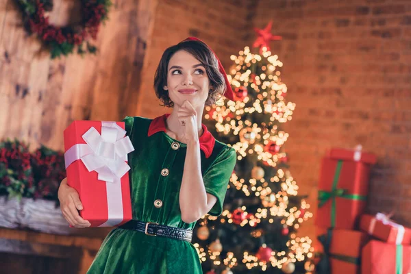 Fotografie zasněné mladé okouzlující žena elf představit vzhled držet dárek box víla smýšlející nápad uvnitř domu doma — Stock fotografie