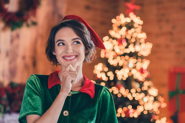 Foto de jovem alegre sonho feliz positivo elfo mulher sorriso olhar imagine xmas dentro de casa casa — Fotografia de Stock