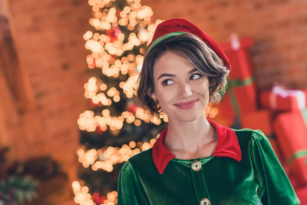 Foto de sonho encantador jovem senhora usar roupas de elfo sorrindo dentro de casa casa casa quarto — Fotografia de Stock