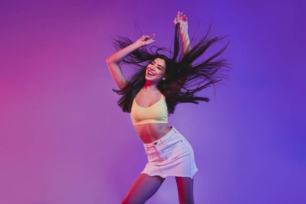Portré vonzó vidám gondtalan lány tánc klubok elszigetelt túl élénk ibolya lila neon szín háttér — Stock Fotó