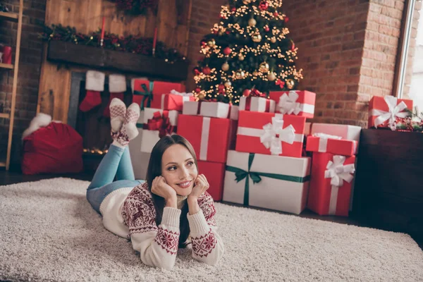 Πορτρέτο της ελκυστική χαρούμενη γυναίκα ξαπλωμένη στο χαλί περνώντας την ημέρα των Χριστουγέννων festal χρόνο φαντασιώσεις σε διακοσμημένο πατάρι σπίτι σε εσωτερικούς χώρους — Φωτογραφία Αρχείου