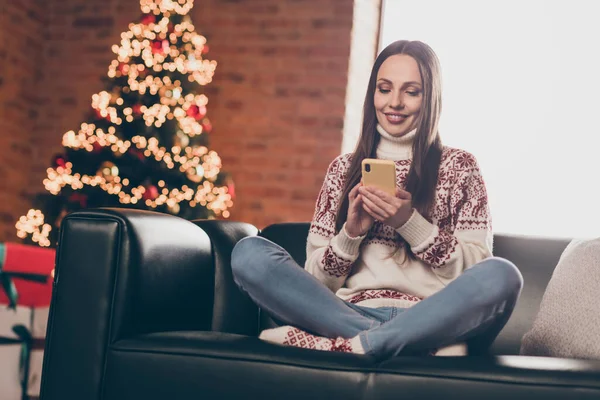 Porträtt av attraktiv glad fokuserad kvinna sitter på divan med hjälp av enhet blogga spendera festlig tid dag på inredda hem inomhus — Stockfoto