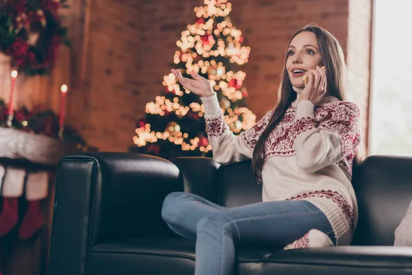 Foto de dulce linda mujer madura usar suéter de impresión sonriendo disfrutando de Navidad tiempo hablando dispositivo moderno interior casa casa habitación — Foto de Stock