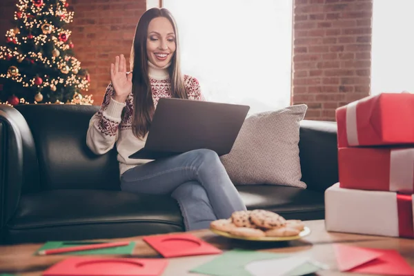 Porträtt av attraktiv glad kvinna sitter på divan vinka hej ringer vän eve advent på loft interiör hem inomhus — Stockfoto