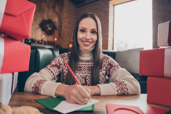 Foto av optimistisk ung dam skriva brev bära jumper jul inomhus — Stockfoto