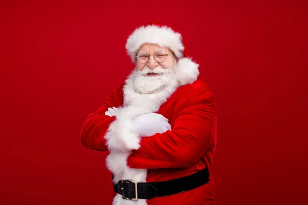 Foto di bello uomo fiducioso pensionato vestito Babbo Natale costume taarms piegato sorridente isolato colore rosso sfondo — Foto Stock