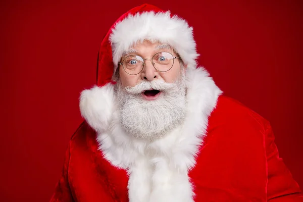 Foto de homem aposentado engraçado impressionado usar óculos de traje de Papai Noel boca aberta celebrando noel isolado fundo cor vermelha — Fotografia de Stock