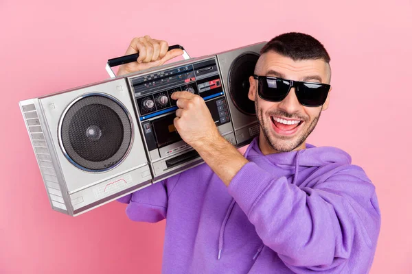 Φωτογραφία του νεαρού ενθουσιασμένοι άνθρωπος κάνει πιο δυνατά μουσική κόμμα ντισκοτέκ γυαλιά που απομονώνονται σε ροζ φόντο χρώμα — Φωτογραφία Αρχείου