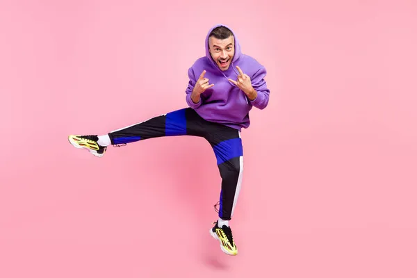 Lunghezza completa foto di fresco giovane brunetta ragazzo danza spettacolo rock usura felpa con cappuccio pantaloni scarpe isolate su sfondo di colore rosa — Foto Stock