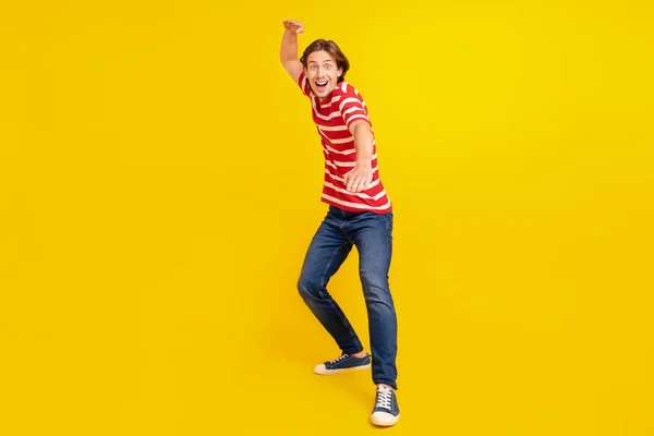 Comprimento total tamanho do corpo vista de cara louco alegre atraente dançando enganando isolado sobre fundo de cor amarelo brilhante — Fotografia de Stock