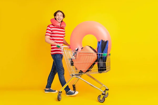 Foto di uscito divertente giovane ragazzo vestito rosso t-shirt camminare comprare roba vacanza sorridente isolato colore giallo sfondo — Foto Stock