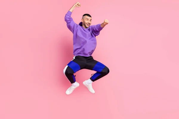 Foto de tamaño completo de divertido millennial morena chico paseo usar sudadera con capucha pantalones zapatos aislados sobre fondo rosa — Foto de Stock
