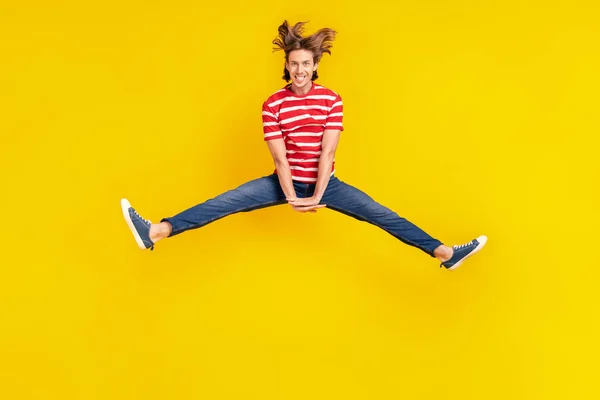 Full längd kroppsstorlek bild av attraktiv glad galen kille hoppa ha kul isolerad över ljusa gula färg bakgrund — Stockfoto