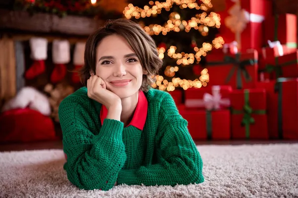 Φωτογραφία από γοητευτικό χαριτωμένο νεαρή κοπέλα φορούν πράσινο πουλόβερ χαμογελώντας ξαπλωμένο μάγουλο βραχίονα δαπέδου εσωτερικό σπίτι σπίτι δωμάτιο — Φωτογραφία Αρχείου