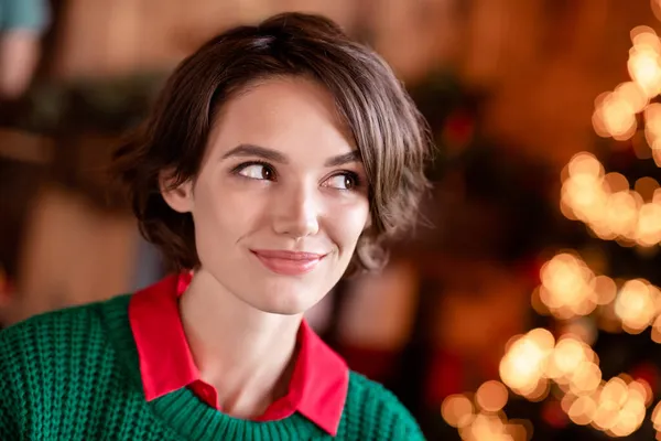 Foto porträtt drömska flicka bär stickad tröja ler på jul hemma — Stockfoto