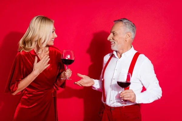 Foto de alegre namorado namorada conversa falar bebida vinho brinde evento vintage isolado sobre fundo de cor vermelha — Fotografia de Stock