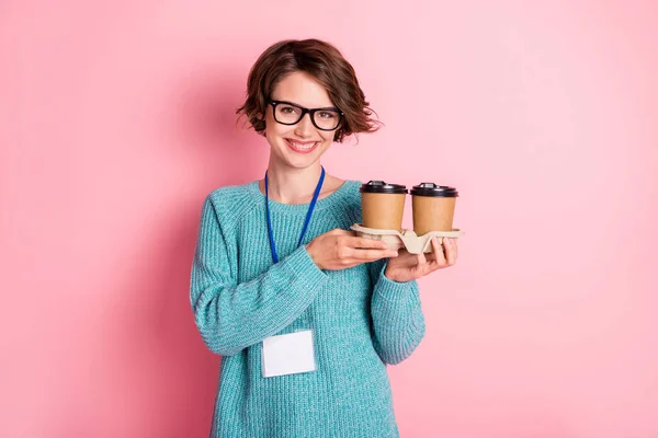 Foto de jovem empresária segurar café usar óculos nome lable isolado no fundo cor-de-rosa pastel — Fotografia de Stock