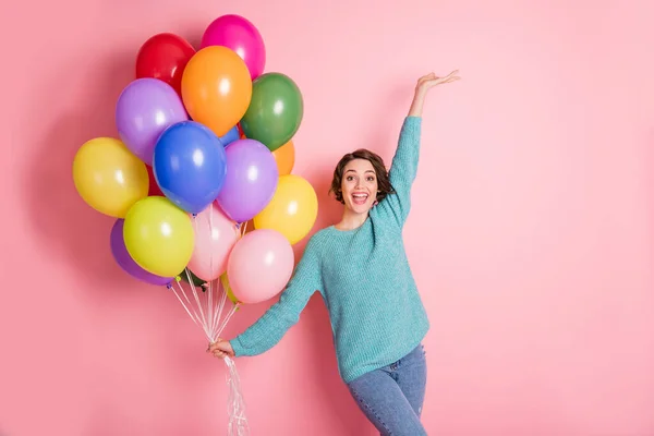 Foto di allegra festosa eccitato giovane donna sollevare mano tenere palloncini isolati su sfondo di colore rosa pastello — Foto Stock