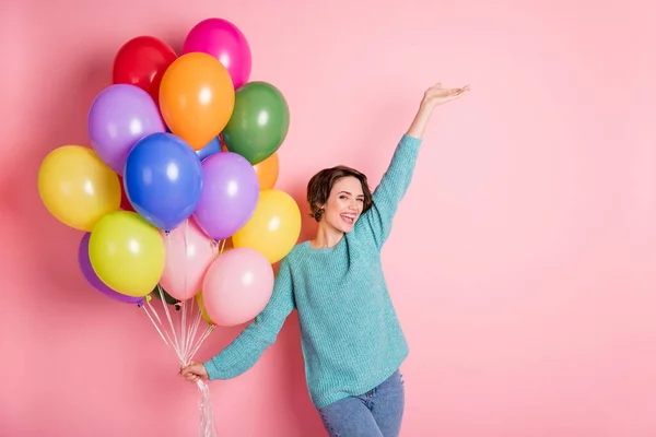 Foto di eccitato felice allegra giovane signora sollevare mano tenere palloncini colorati isolati su sfondo di colore rosa — Foto Stock