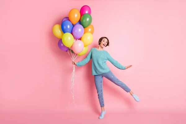 Full length photo of carefree positive girl hand hold μπαλόνια ανοιχτό χαμόγελο στόμα απομονωμένο σε ροζ φόντο χρώμα — Φωτογραφία Αρχείου